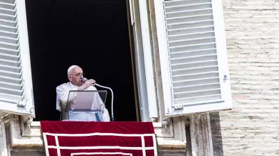 El Papa Francisco durante el Ángelus, tradicional oración dominical, en la Plaza de San Pedro, Ciudad del Vaticano, 21 de agosto de 2022. Fotografía: EFE/EPA/ANGELO CARCONÍ