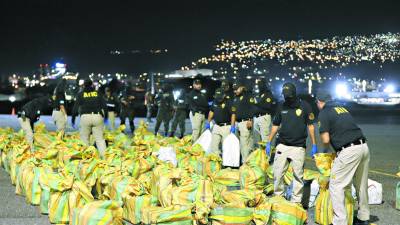 Las autoridades realizaron el conteo de la droga. Los cuatro detenidos y el estupefaciente fueron trasladados a Tegucigalpa.