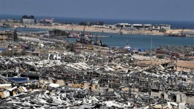 Líbano recibe muestras de solidaridad de la comunidad internacional mientras se enfrenta a las consecuencias de la devastadora explosión que este martes arrasó el puerto de Beirut, el principal del país, y que hasta el momento ha causado 100 muertos y más de 4.000 heridos, según la Cruz Roja.