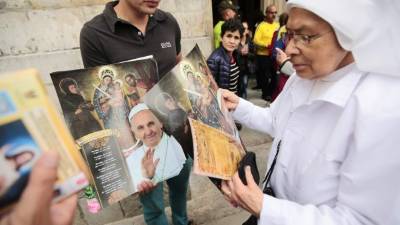 BOG608. BOGOTÁ (COLOMBIA), 05/09/2017.- Feligreses visitan la imagen de la virgen de Chiquinquira en vísperas de la llegada del papa Francisco hoy, martes 5 de septiembre de 2017, en la Catedral Primada de Bogotá (Colombia). El papa Francisco comenzará una visita de cinco días en Colombia a partir de este miércoles. EFE/José Jácome