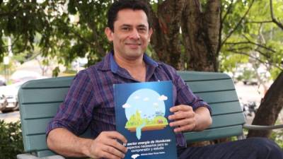 Wilfredo Flores es el autor del primer libro sobre energía en Honduras. Foto: Andro Rodríguez