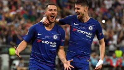 Eden Hazard celebrando su segundo gol con Jorginho. Foto AFP