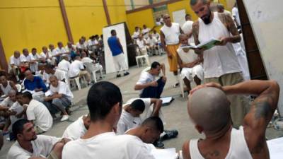 Miembros de la pandilla MS-13 efectúan actividades en una cárcel de Chalatenango, El Salvador.