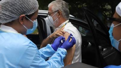 Las autoridades de salud avanzan en el programa de vacunación de los adultos mayores.