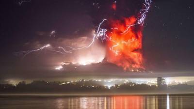 El volcán Calbuco registró dos violentas y sorpresivas erupciones en las últimas horas tras medio siglo de inactividad, obligando a evacuar a más de 4,000 personas y manteniendo en vilo ayer a regiones turísticas del sur chileno y argentino por el alcance de sus cenizas.