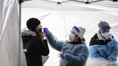 Fauci remarcó que las vacunas “mejoran la protección contra la hospitalización y la muerte”.