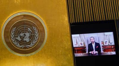 El presidente de El Salvador, Nayib Bukele, se ve en pantallas de video mientras se dirige al 76 ° período de sesiones de la Asamblea General de las Naciones Unidas de forma remota, en la ciudad de Nueva York, EE. UU., el 23 Septiembre de 2021.