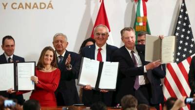 La primera ministra de Canadá, Chrystia Freeland; el presidente de México, Manuel López Obrador; el académico mexicano José Antonio Seade Kuri y el representante de la Casa Blanca, Robert Lighthizer. EFE