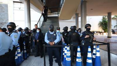 Policías resguardan la entrada del Congreso Nacional de Honduras en Tegucigalpa.