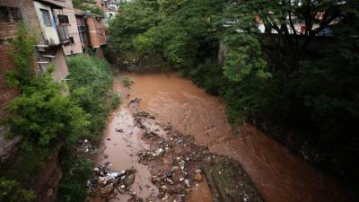 Una de las quebradas con acumulación agua lluvia.