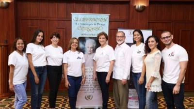 Los representantes de las academias de danza junto al director municipal de cultura, Marco Rietti y la hija de la homenajeada Ana Lardizábal.
