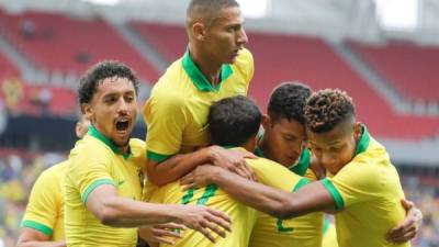 Thiago Silva (2d) de Brasil celebra la anotación con sus compañeros. FOTO EFE.