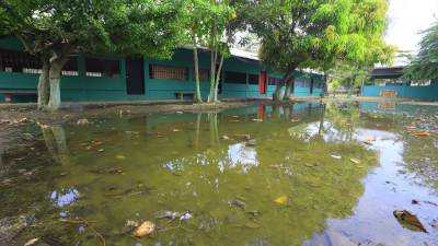 En la escuela Éxitos de Anach, niños sufren por acumulación de agua en la cancha. Fotos: Franklyn Muñoz