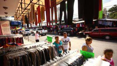 Los comerciantes traen ropa de El Salvador y Guatemala para surtir los negocios.