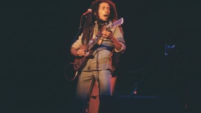 Bob Marley nació en 1945 y murió con tan sólo 36 años y ya para entonces su música había logrado cruzar todo tipo de fronteras.