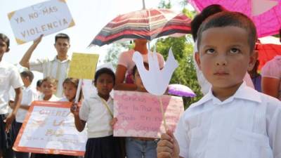 Una marcha en el sector de Bonitillo en La Ceiba marcha para pedir paz en su comunidad.