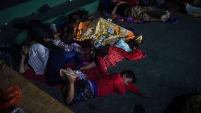 Miles de migrantes de la caravana prosiguen su dura travesía por el sureste de México a pie o a bordo de vehículos, mientras que casi 3,000 esperan en la frontera la visa humanitaria que empezó a otorgar, a cuentagotas, el Gobierno de Andrés Manuel López Obrador.