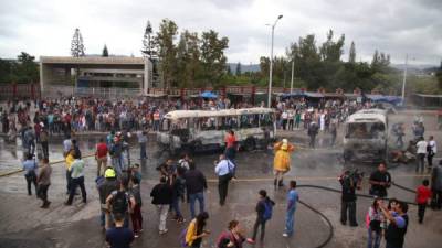 Se presume que la quema de los buses fue un acto de protesta de algunos estudiantes por el reciente aumento al pasaje en el transporte.
