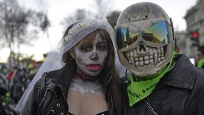 Dos participantes convenientemente disfrazados para participar en la Caravana del Zorro