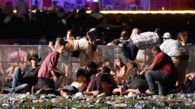 Los asistentes al concierto de rock en Las Vegas, Estados Unidos, corren despavoridos para salvarse del mortal ataque que deja más de 50 muertos.
