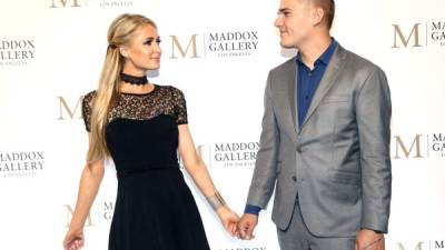 Paris Hilton y Chris Zylka en un evento en 2018.