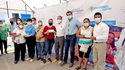 Los mipymes junto a las autoridades en la entrega de capital semilla y créditos. Fotos: Melvin Cubas.