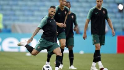 Joao Moutinho en el entrenamiento de Portugal dispara al arco mientras Cristiano Ronaldo observa.