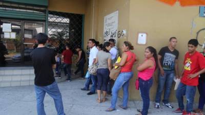 Solicitantes esperan por sus antecedentes en las afueras del edificio conocido como el Barco. Foto: Franklyn Muñoz