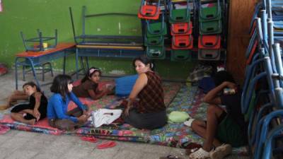 Varias familias que se encuentran en albergues de la zona de los Pinos y la Villanueva cumplieron cuatro días de permanecer en el sitio y desconocen su futuro.