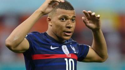 France's forward Kylian Mbappe reacts after missing a penalty in the penalty shootout during the UEFA EURO 2020 round of 16 football match between France and Switzerland at the National Arena in Bucharest on June 28, 2021. (Photo by Justin Setterfield / POOL / AFP)