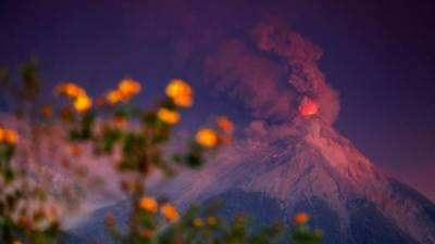 Vista de la erupción del volcán de Fuego al amanecer de, el pasado lunes 19 de noviembre de 2018, desde El Rodeo, Escuintla (Guatemala). EFE