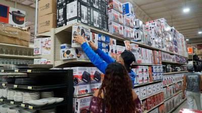 Los artículos de Navidad en La Mundial tienen un increíble descuento de un 40%. Las herramientas ofrecen promoción de hasta un 20% al igual que los juguetes. Fotos: José Cantarero.