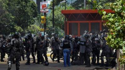 Agentes de policía se reagrupan tras una explosión en inmediaciones de la Plaza Altamira de Caracas (Venezuela). EFE