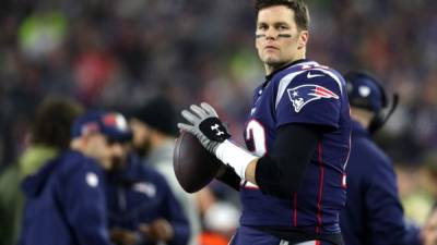 El quarterback Tom Brady vistiendo la camisa de su ex equipo los New England Patriots. Foto: AFP/Archivo