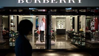 Burberry ha recibido una lluvia de críticas en redes sociales tras revelar que quema todos los productos que no logra vender.