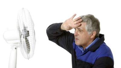 Las personas mayores deben evitar usar los ventiladores, ya que aumenta su frecuencia cardiaca.