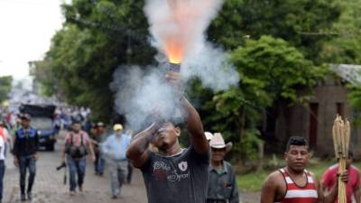 Un manifestante muestra su inconformidad con el proyecto en Nicaragua.
