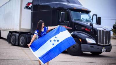 Andrea Ochoa transporta toneladas de mercancía a diferentes tiendas desde su tráiler a diferentes partes de Estados Unidos.