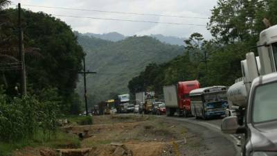 Largas filas de vehículos se formaron esta tarde en la carretera a Tela.