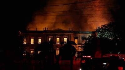 RI03. RÍO DE JANEIRO (BRASIL), 02/09/2018.- Vista general del Museo Nacional de Río de Janeiro, uno de los más antiguos de Brasil, mientras es consumido por las llamas debido a un incendio de grandes proporciones hoy, domingo 2 de septiembre de 2018, en Río de Janeiro (Brasil). EFE/Marcelo Sayão