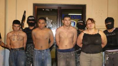Marvin Reyes, a la izquierda, y Elvin Herrera, junto a la mujer, son los implicados en el crimen. Los otros capturados son Karla Pastrana y Erick Valladares.