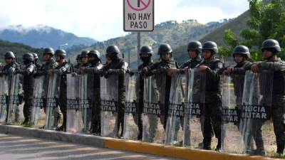 Policías militares en las calles de Tegucigalpa a fin de prevenir nuevos desórdenes como los que se han producido por todo el país.