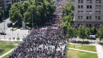 Ambiente. Contrario a otros días, ayer los manifestantes lograron avanzar hasta el frente del Palacio de la Moneda, sede del ejecutivo. La jornada se dividió entre protestas pacíficas y enfrentamientos. afp