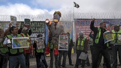 Miembros de Border Angels y Alianza Migrante (Alianza Migrante) quemaron una piñata que representaba al presidente de los Estados Unidos, Donald Trump.