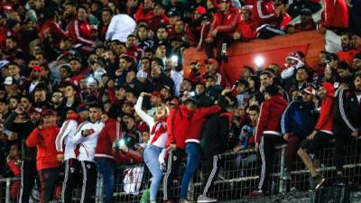 Aficionados del River Plate animando a su equipo en la ida de las semifinales de la Copa Libertadores 2019 ante Boca Juniors. Foto EFE