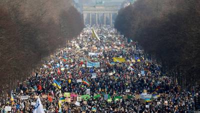 Los manifestantes se agolpan alrededor de la columna de la victoria y cerca de la Puerta de Brandenburgo en Berlín para manifestarse por la paz en Ucrania el 27 de febrero de 2022.