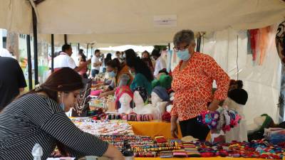 La mayoría de actividades se concentran en la Plaza Artesanal Jorge Bueso Arias, donde tiene lugar la feria de emprendedores y artesanos.Fotos: Mariela Tejada