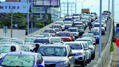 Más de medio millón de vehículos circulan a diario por San Pedro Sula. Foto: Melvin Cubas.