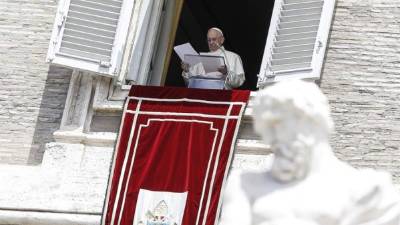 El papa Francisco, hoy durante el rezo del Ángelus. EFE