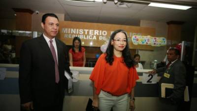 Dagoberto Aspra, jefe de investigación, junto a Gabriela Castellanos, en la Fiscalía.